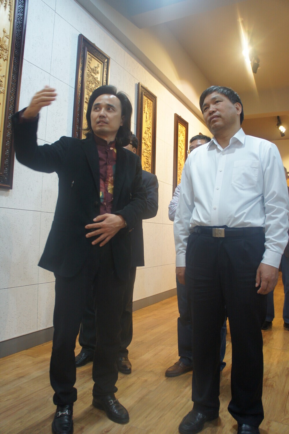 浙江省文化厅金兴盛厅长莅临黄小明木雕艺术馆和个木园2